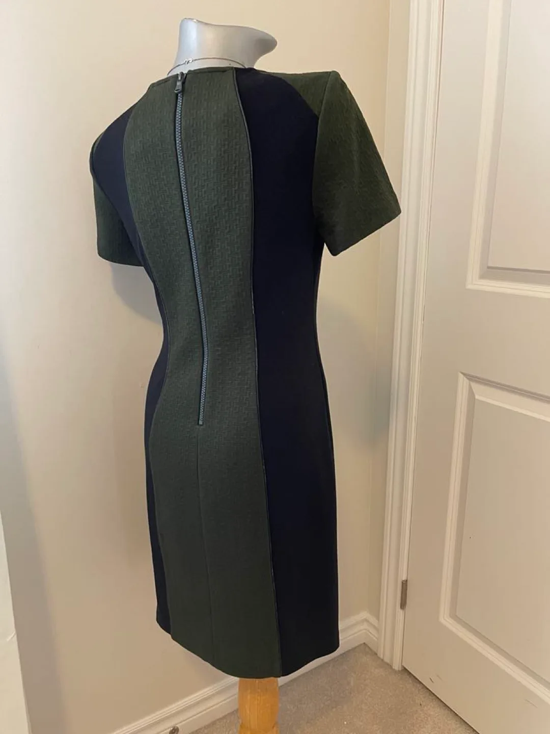 Laundry by Shelli Segal Dress size 4 (S) image indicator(3)