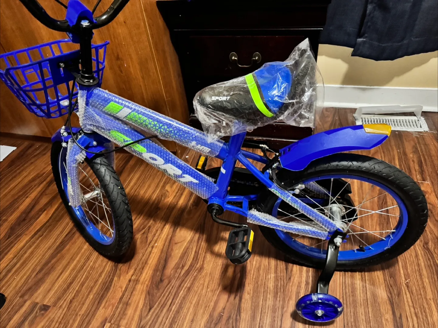 New kids 16” bike with light up training wheels image indicator(4)