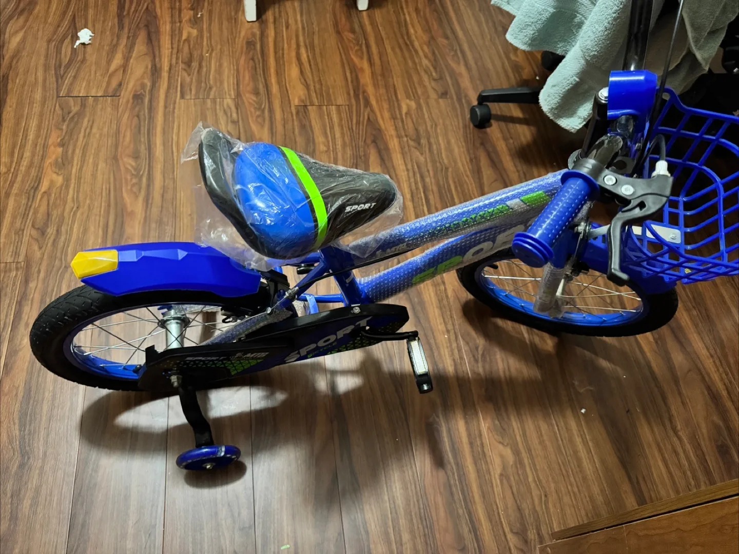 New kids 16” bike with light up training wheels image indicator(5)