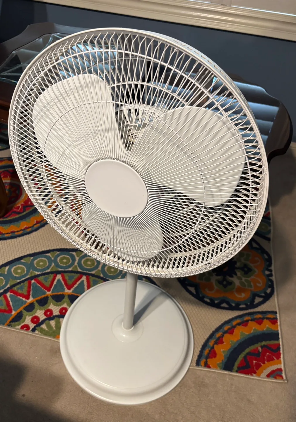 White Oscillating Stand Fan (18 inches) thumbnail