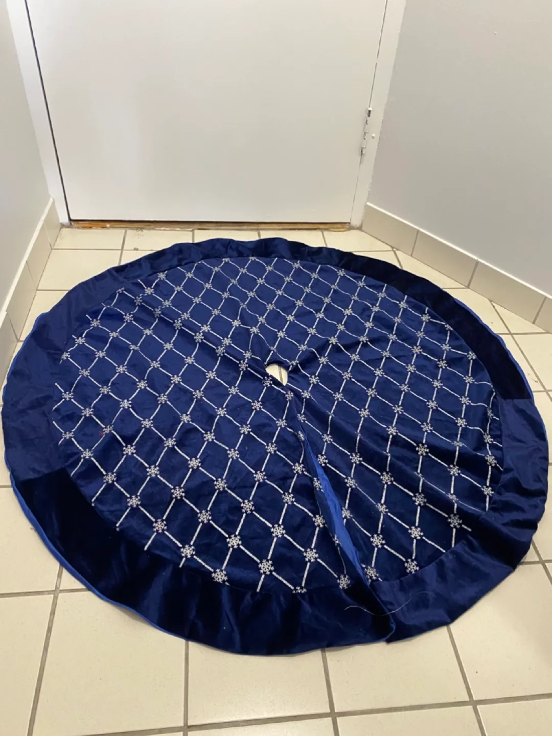 Festive Christmas Tree Skirt thumbnail
