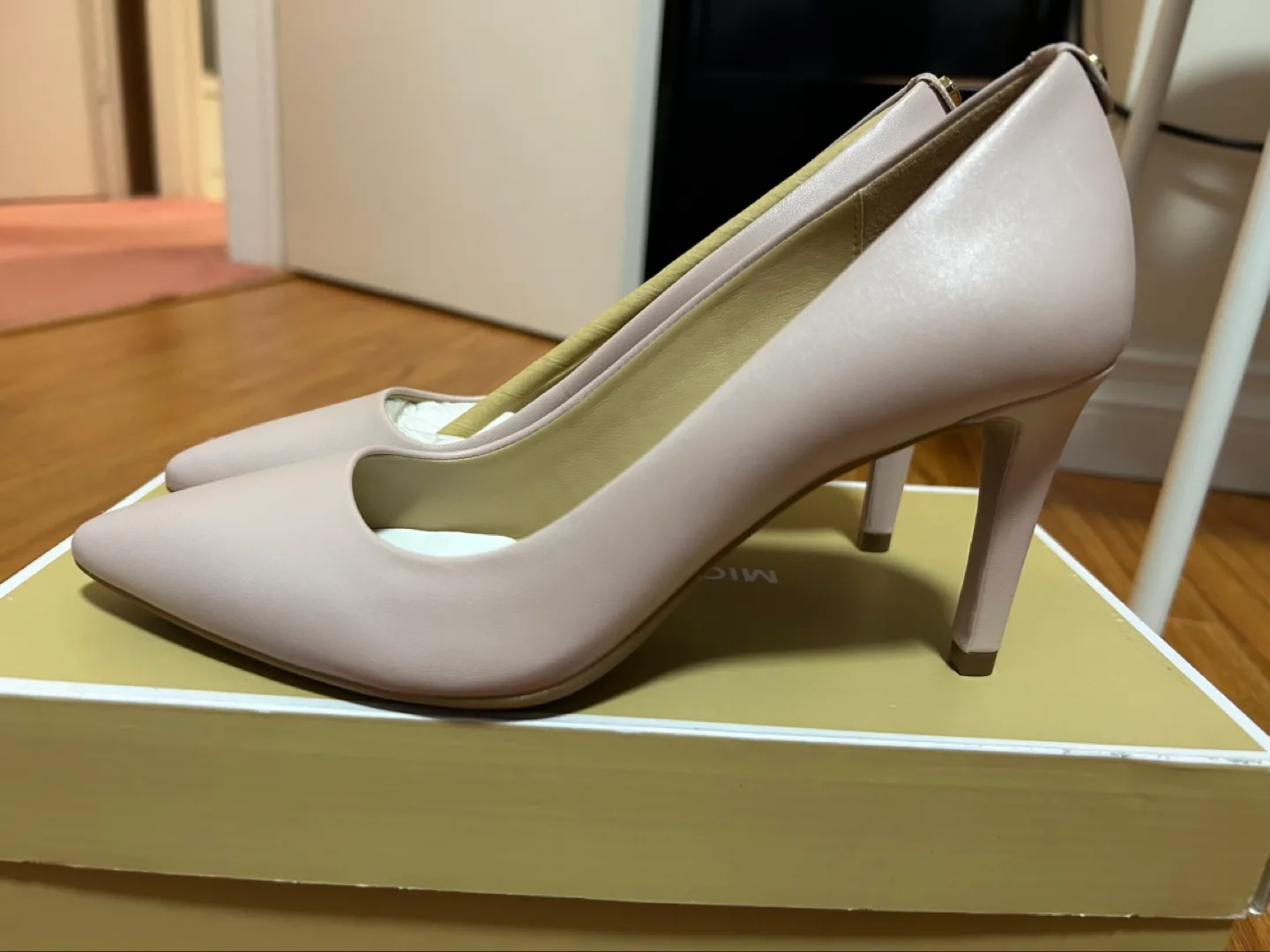 Michael Kors Dorothy Soft Pink Heels image indicator(2)