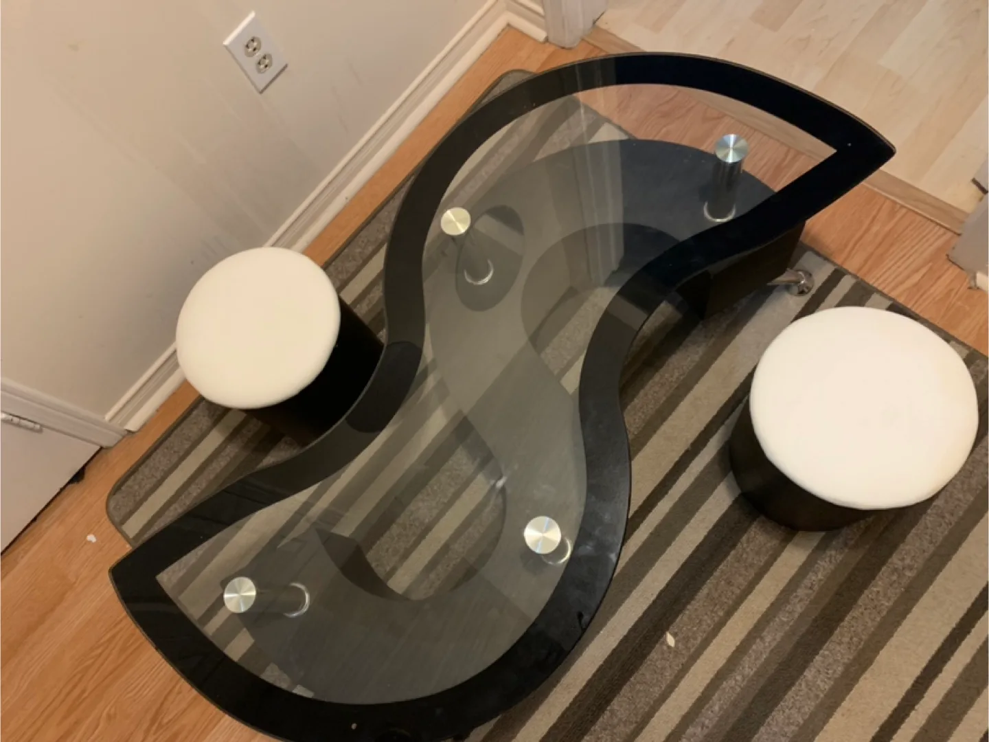 Modern coffee table with 2 seats image indicator(4)