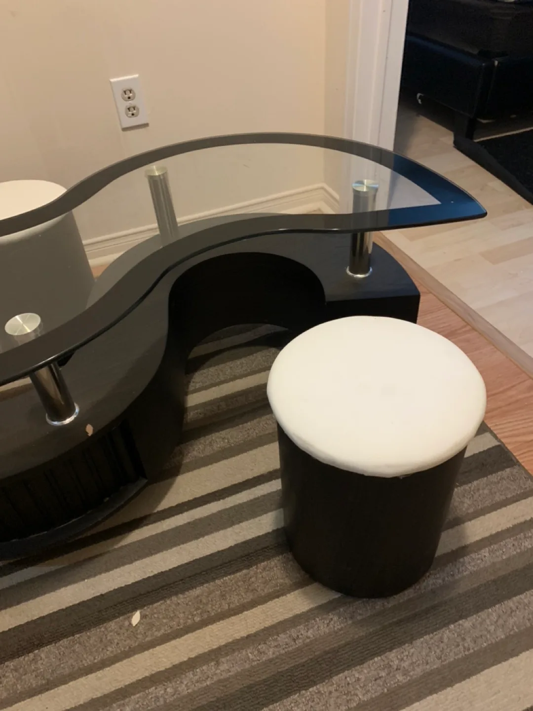 Modern coffee table with 2 seats image indicator(2)
