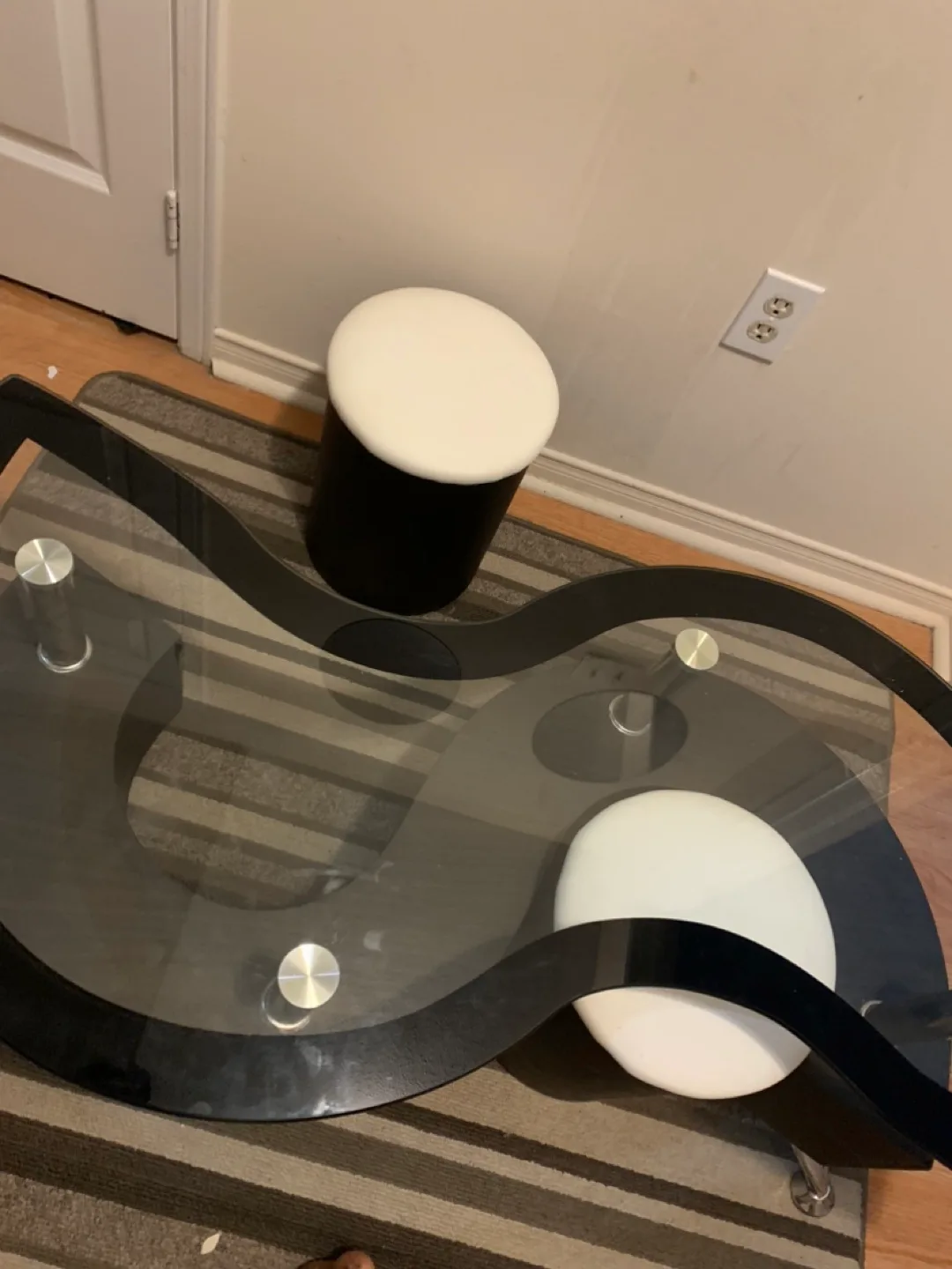 Modern coffee table with 2 seats image indicator(3)