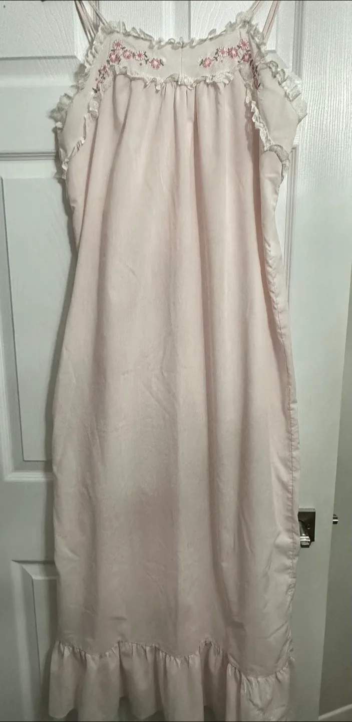 Pink Nightgown with Floral Embroidery thumbnail