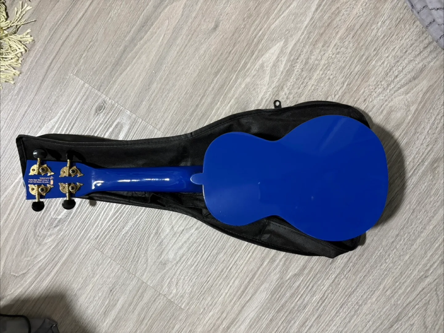 Mahalo Blue Ukulele with Case image indicator(4)