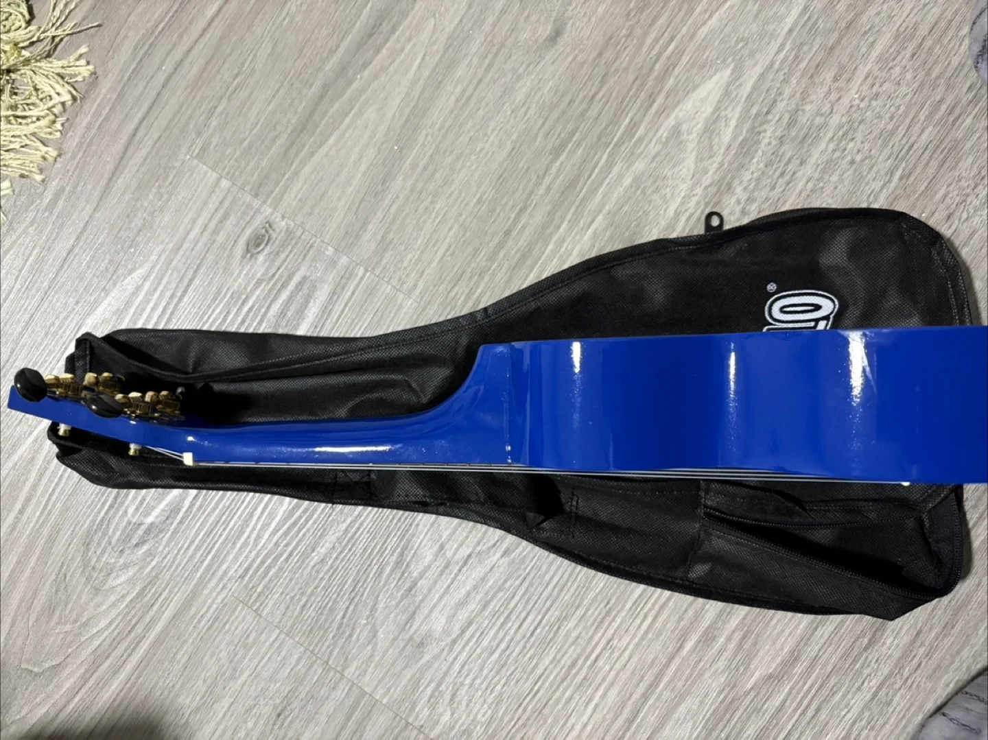 Mahalo Blue Ukulele with Case image indicator(3)
