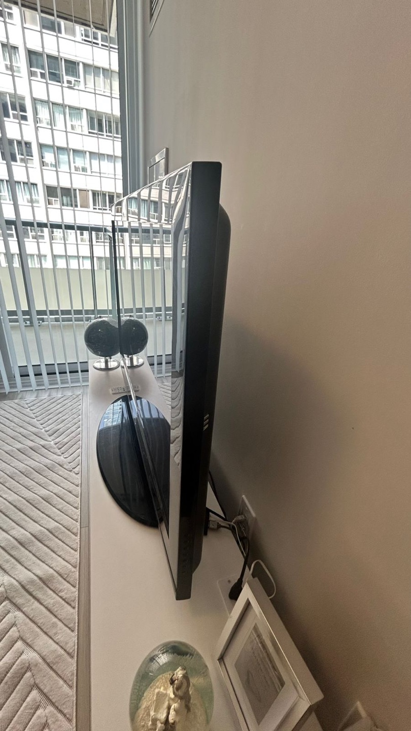 Samsung TV with Roku - 42 IN - photo 4