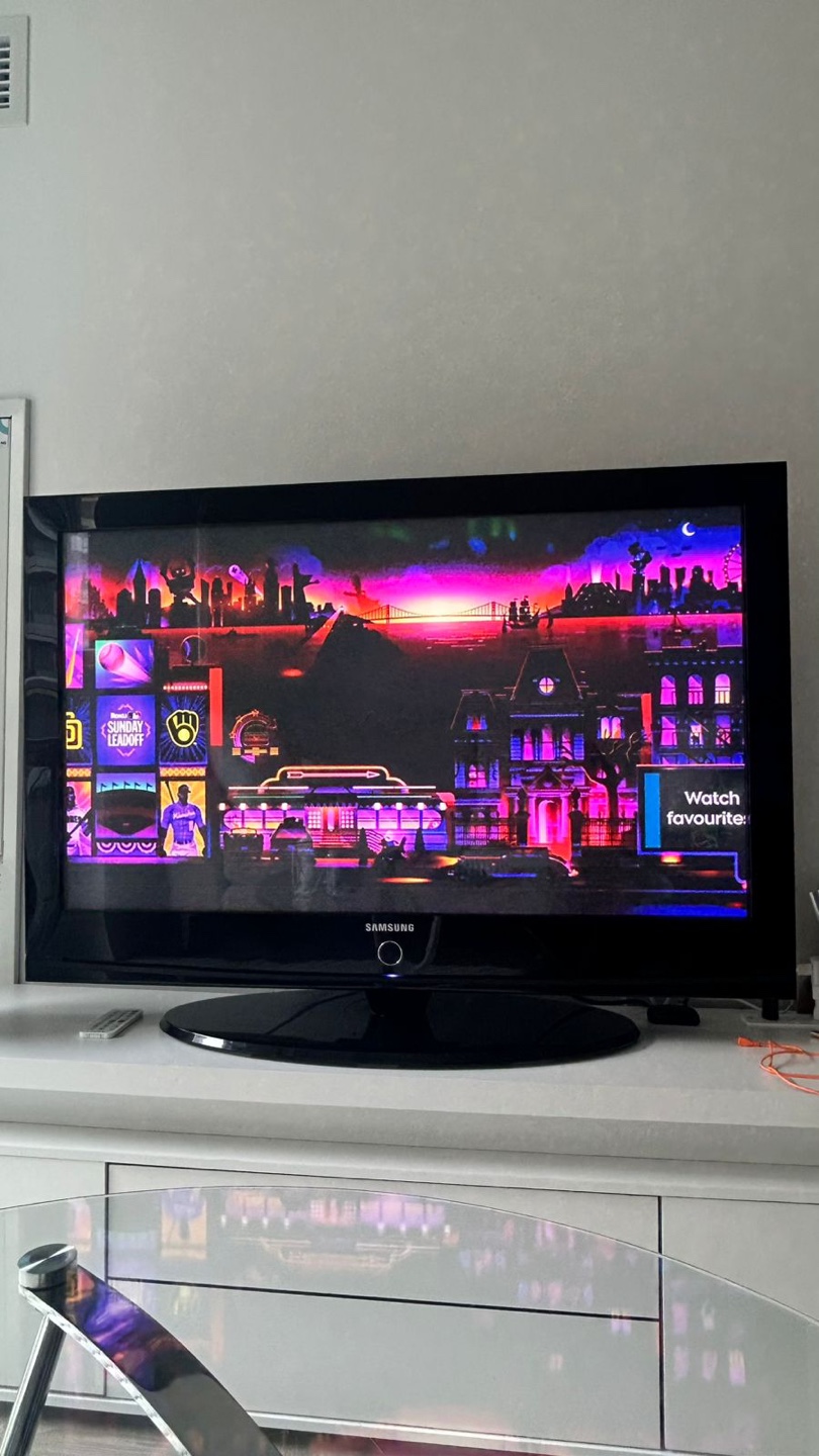 Samsung TV with Roku - 42 IN
