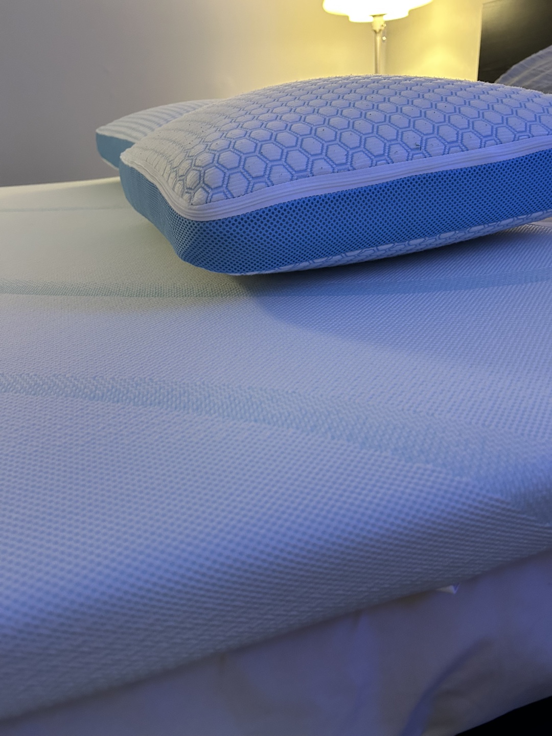 Tempur-Pedic Queen Mattress Topper + 2 Cooling Pillows - photo 5