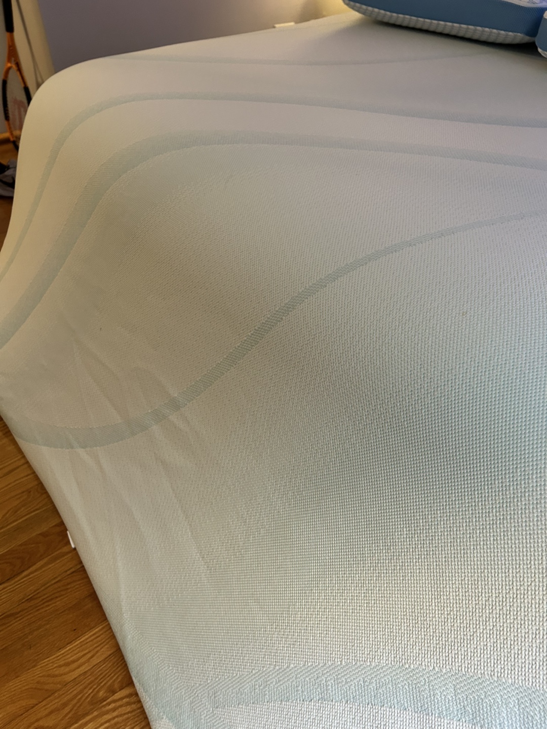 Tempur-Pedic Queen Mattress Topper + 2 Cooling Pillows - photo 4
