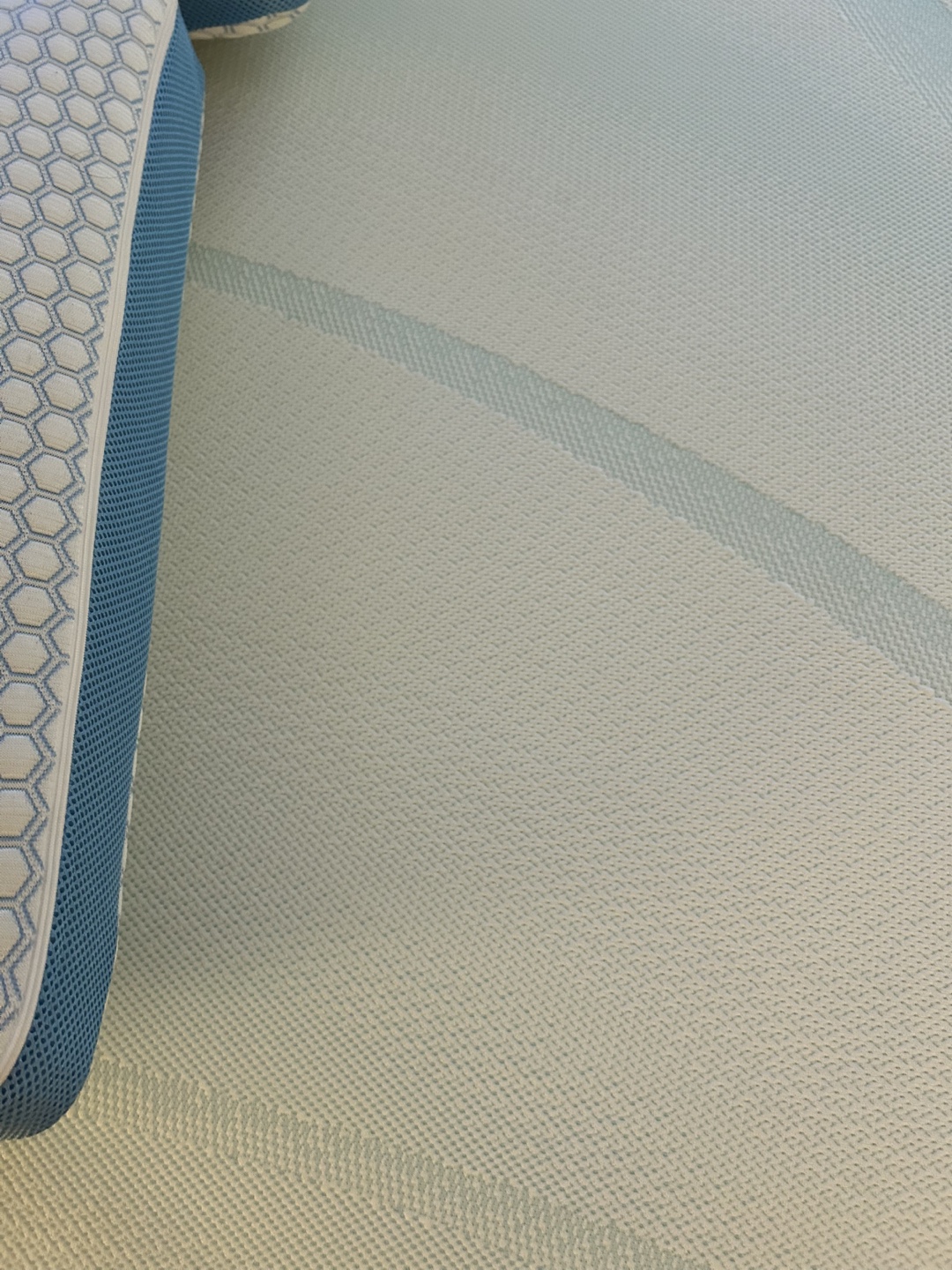 Tempur-Pedic Queen Mattress Topper + 2 Cooling Pillows - photo 2