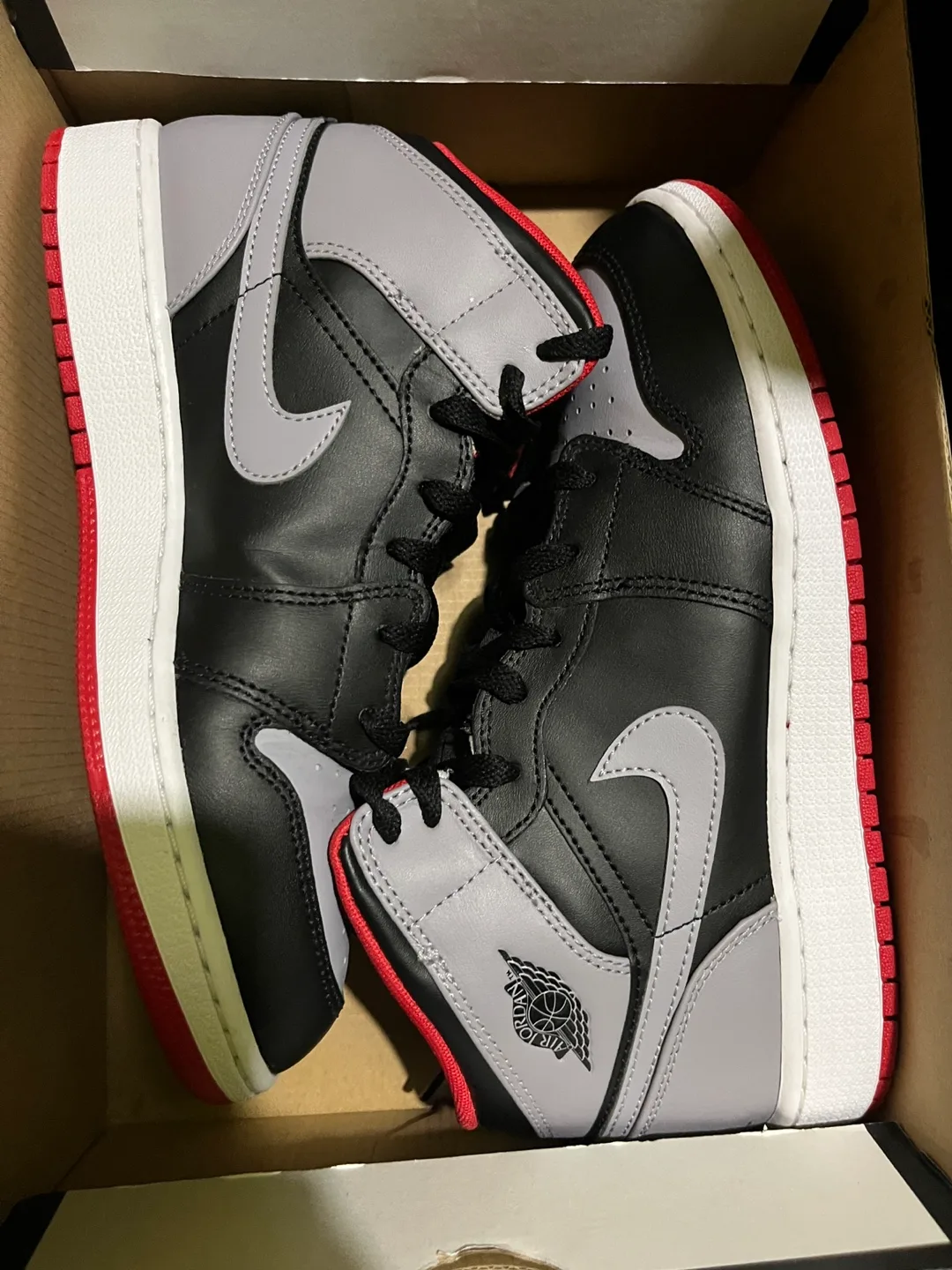 Air Jordan 1 Mid ( GS)  Black/Cement Grey/Fire Red image indicator(5)