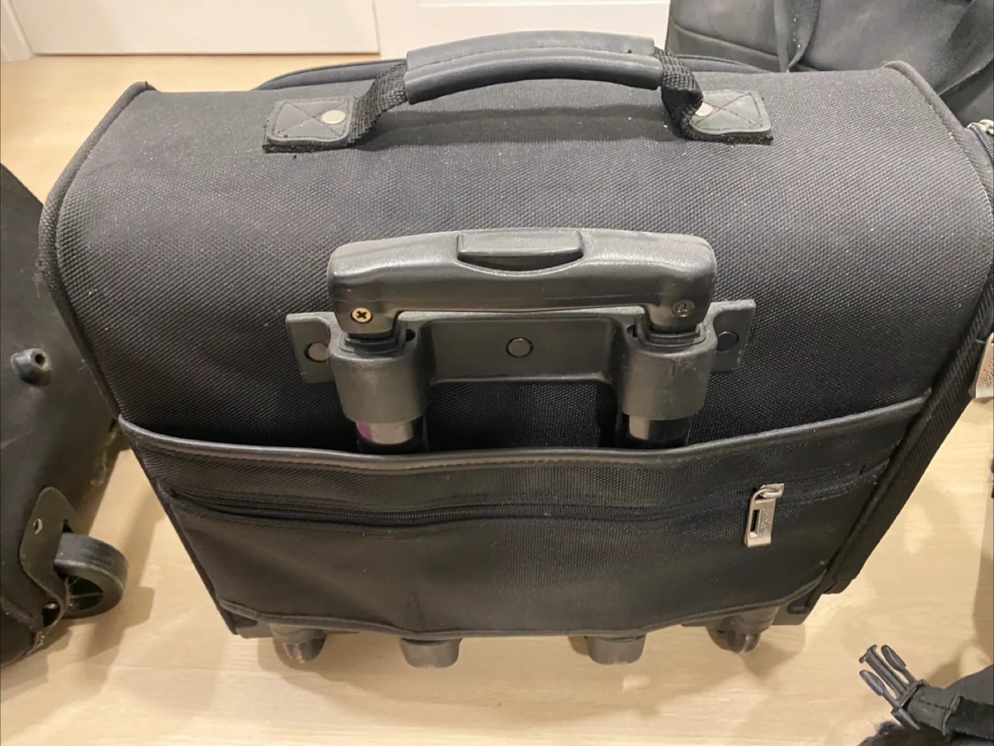 U.S. Luggage Rolling Carry-on image indicator(3)