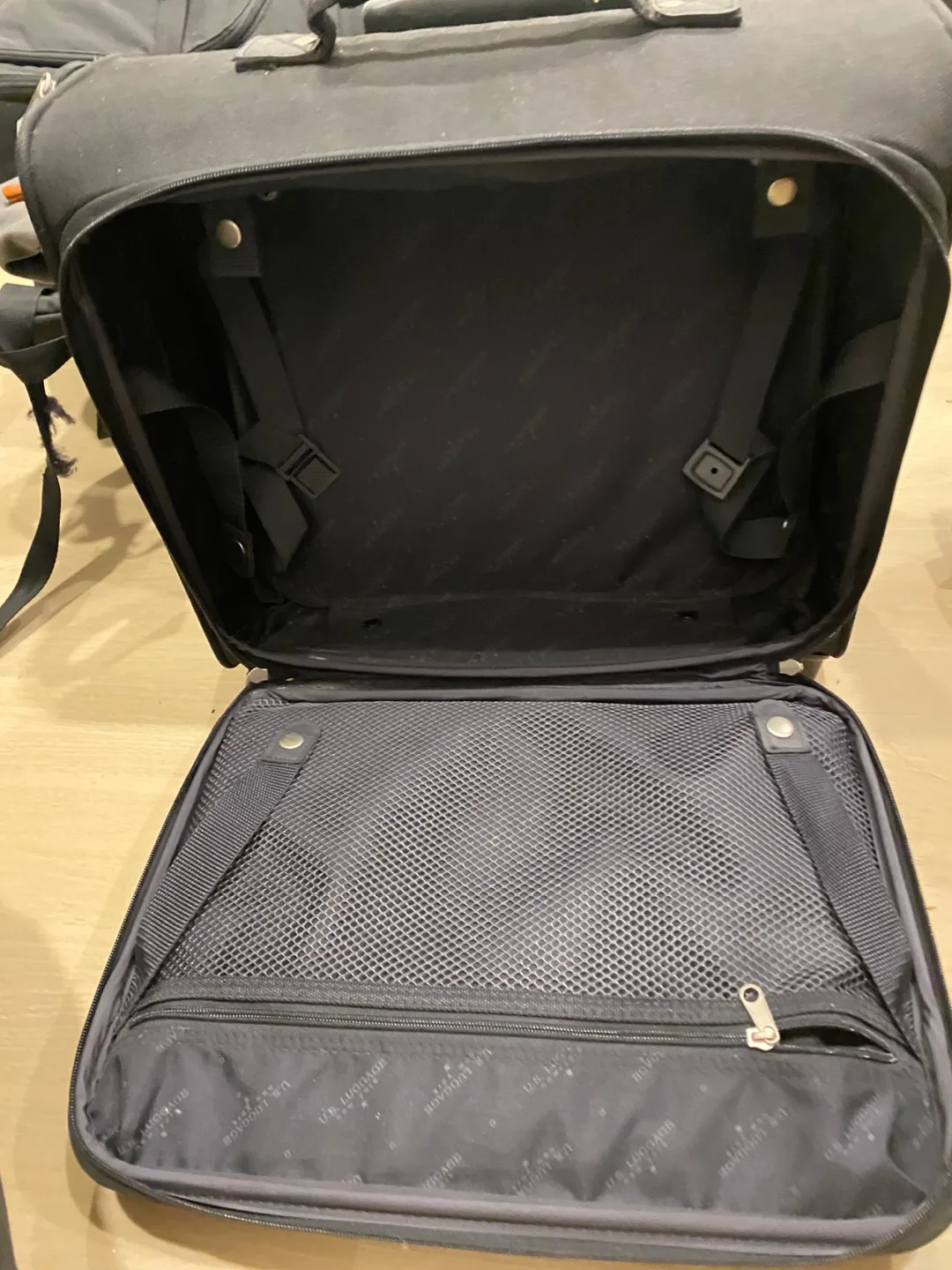 U.S. Luggage Rolling Carry-on image indicator(2)