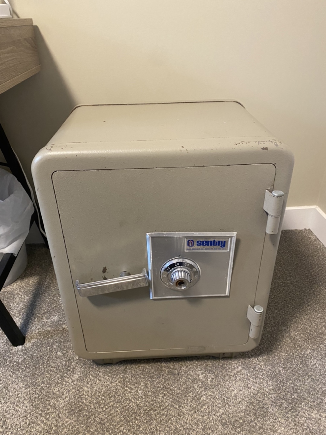 FREE safe (Doesn’t Lock!)