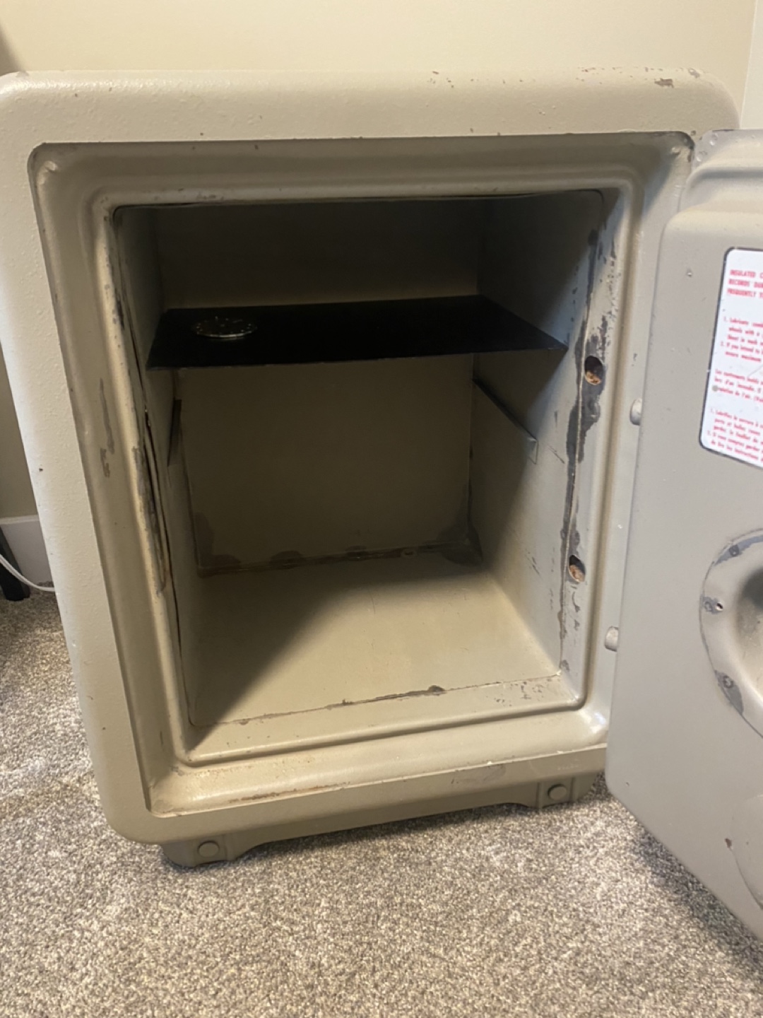 FREE safe (Doesn’t Lock!) - photo 2