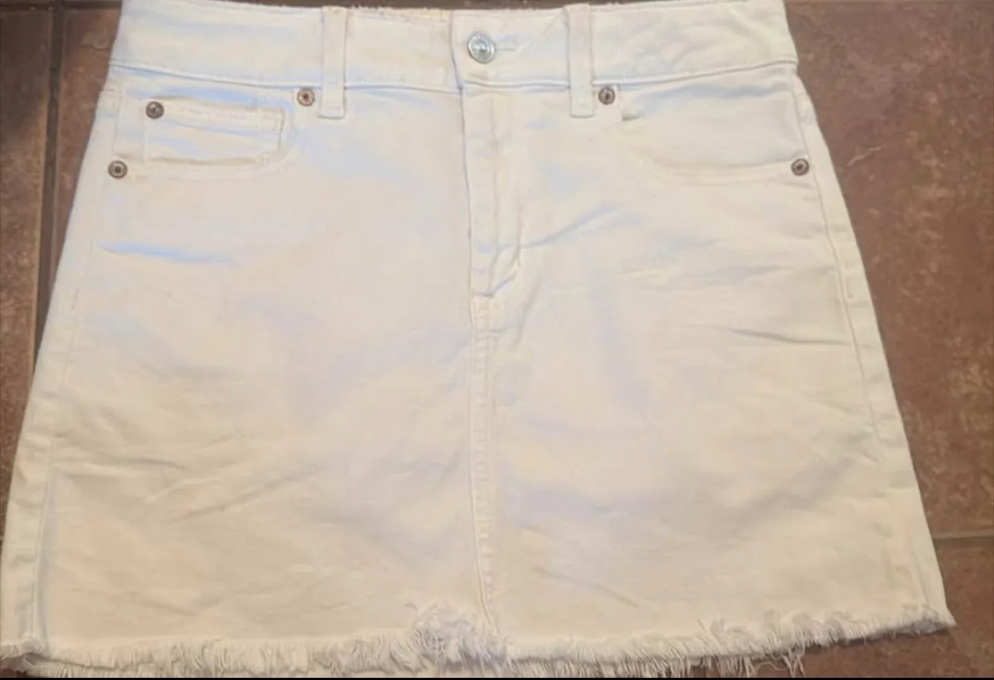 American Eagle size 4 White Denim Skirt thumbnail