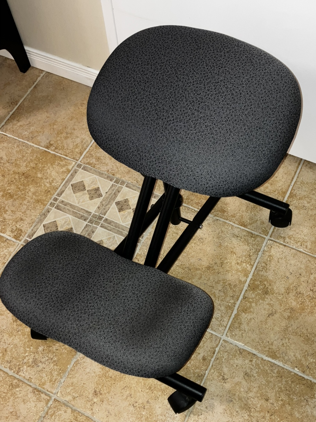 Gray Kneeling chair - chaise à genoux