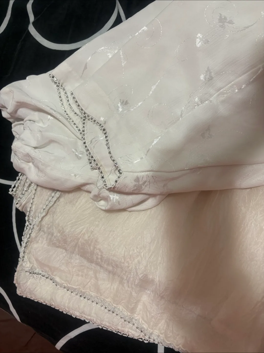 Cream coloured outfit image indicator(4)