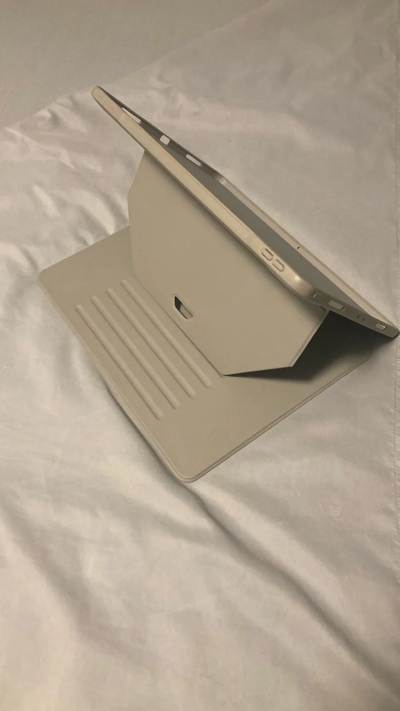 12.9” ESR iPad Pro (M2) Magnetic Protective case image indicator(2)