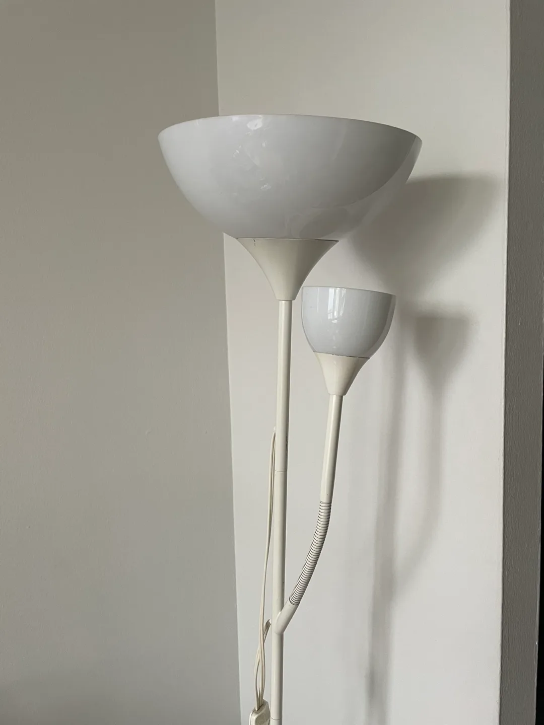 White Modern Floor Lamp thumbnail