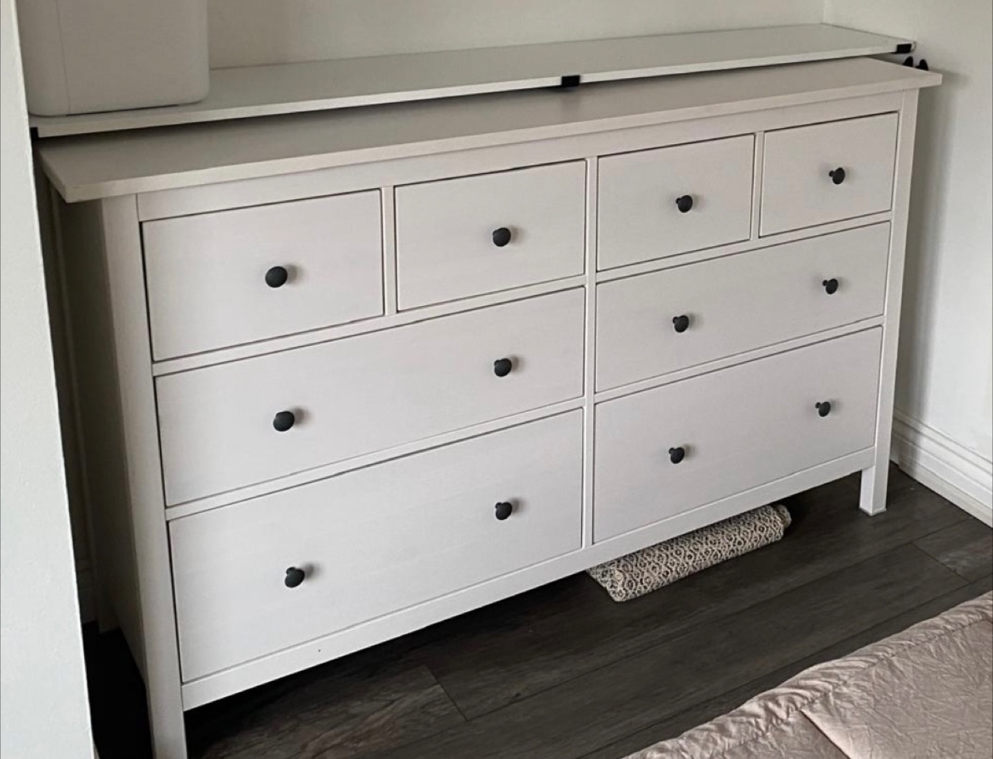 White dresser with eight drawers