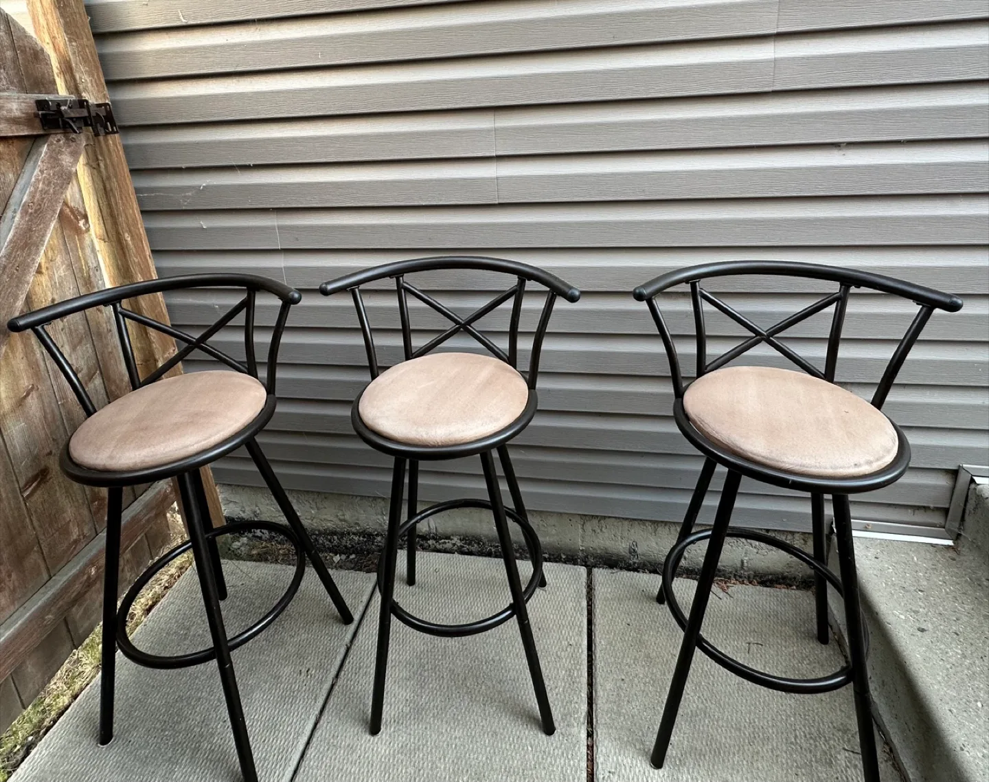 Set of 3 Bar Stools image indicator(2)