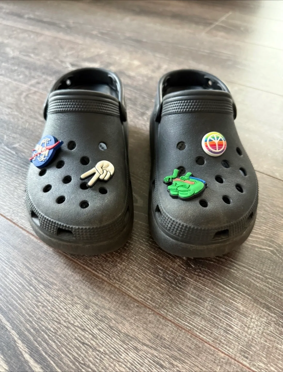 Black kids Crocs Platform Clogs size J2 image indicator(2)