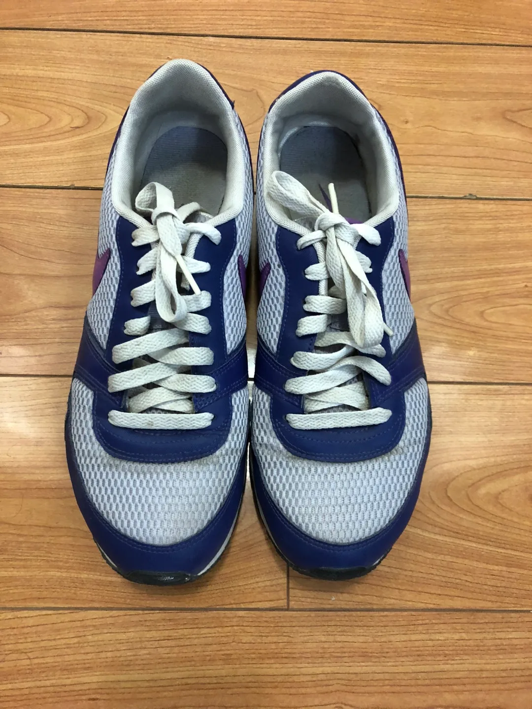 Nike Sneakers image indicator(2)