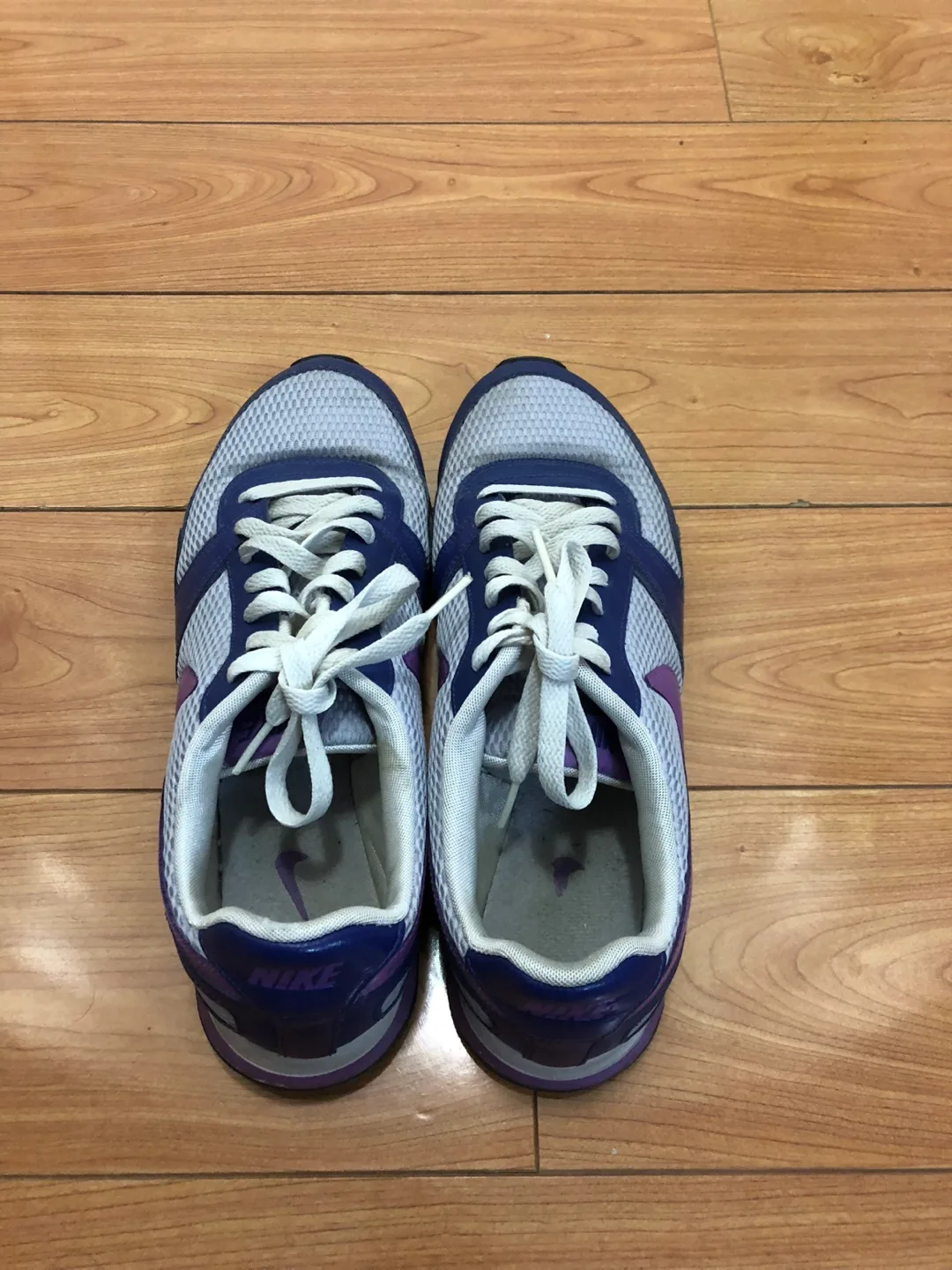 Nike Sneakers image indicator(4)