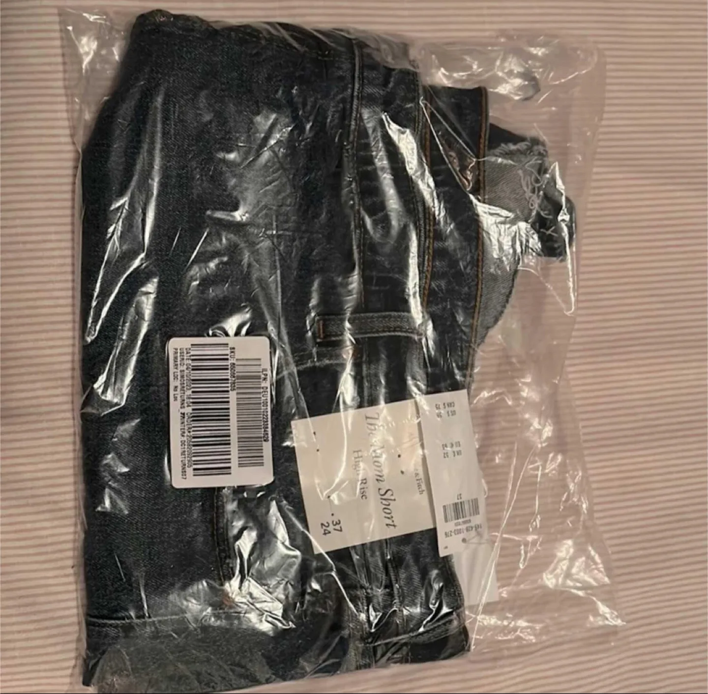 Abercrombie & Fitch High Rise Mom Short image indicator(2)