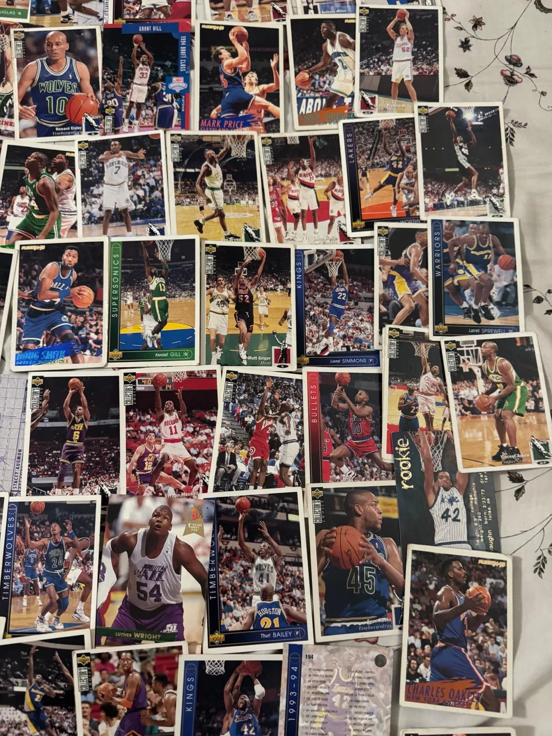Lot of 100 Basketball Cards image indicator(2)