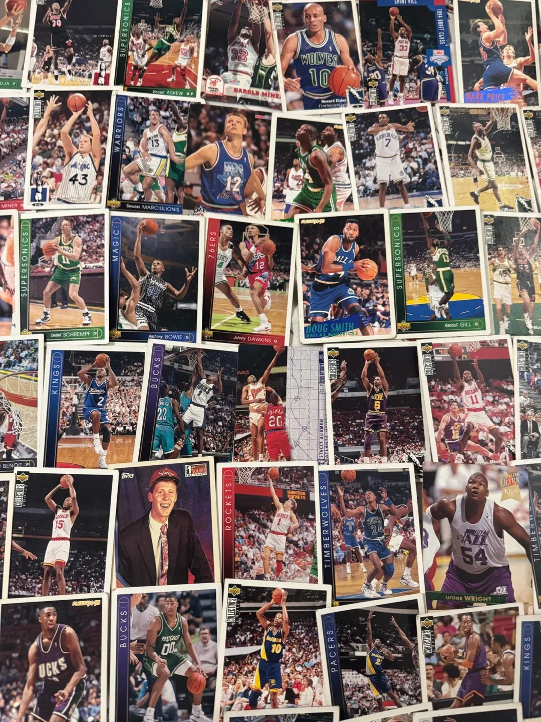 Lot of 100 Basketball Cards image indicator(3)