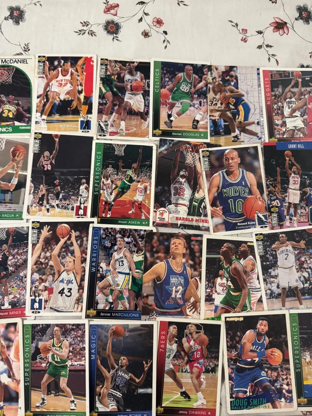 Lot of 100 Basketball Cards image indicator(4)