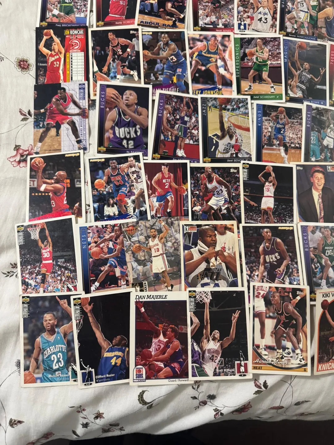 Lot of 100 Basketball Cards image indicator(7)