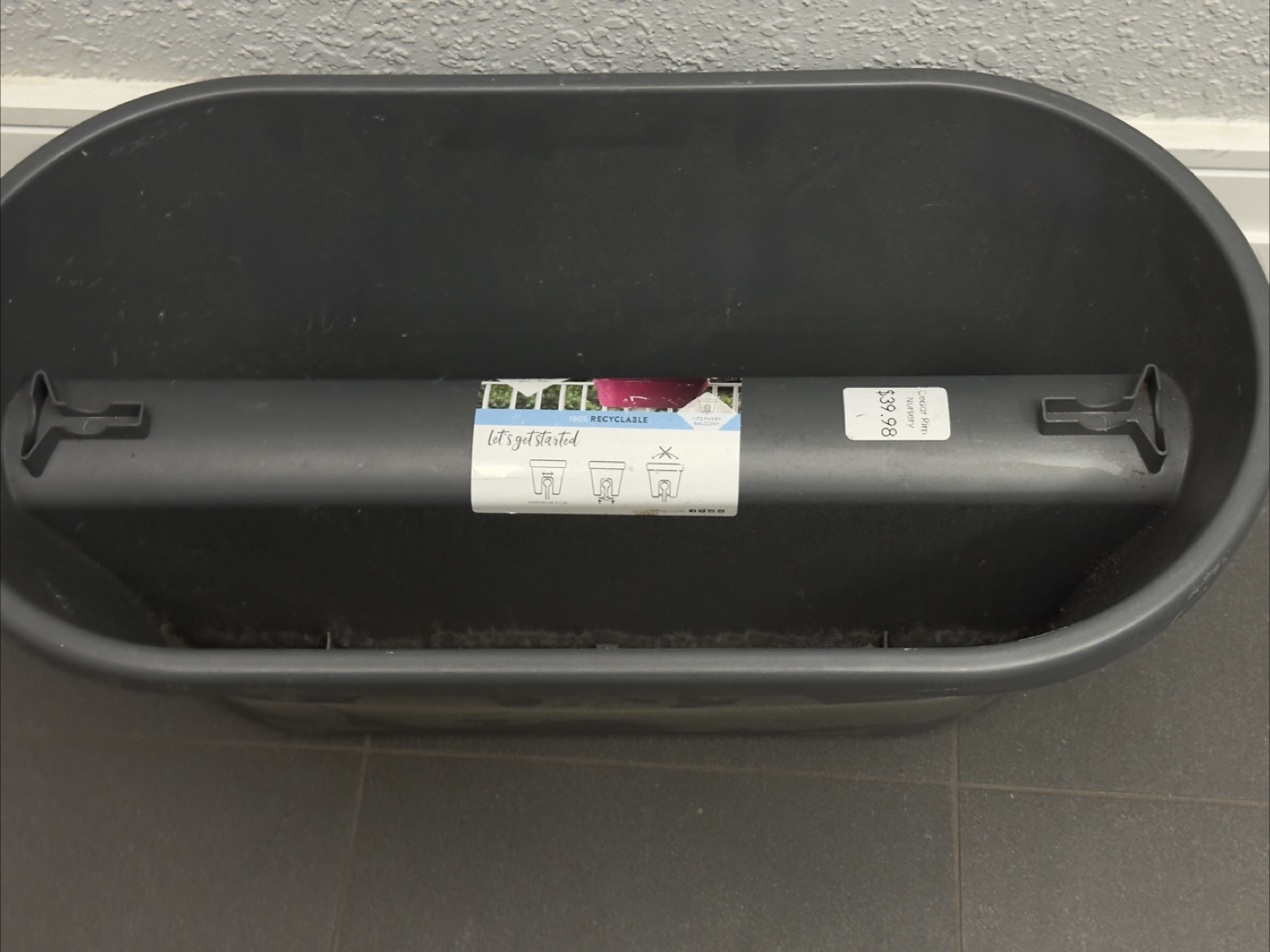 Elho planter with locks so can be secured on balcony railing - photo 2