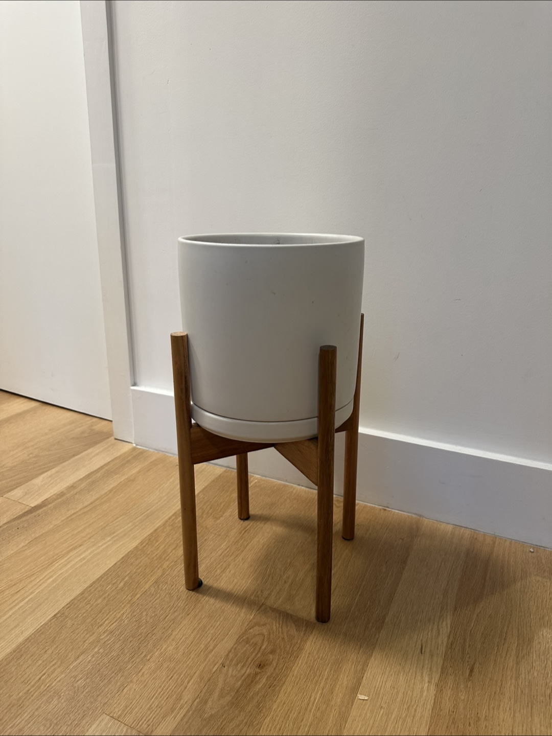 10 inch ceramic planter with wooden stand