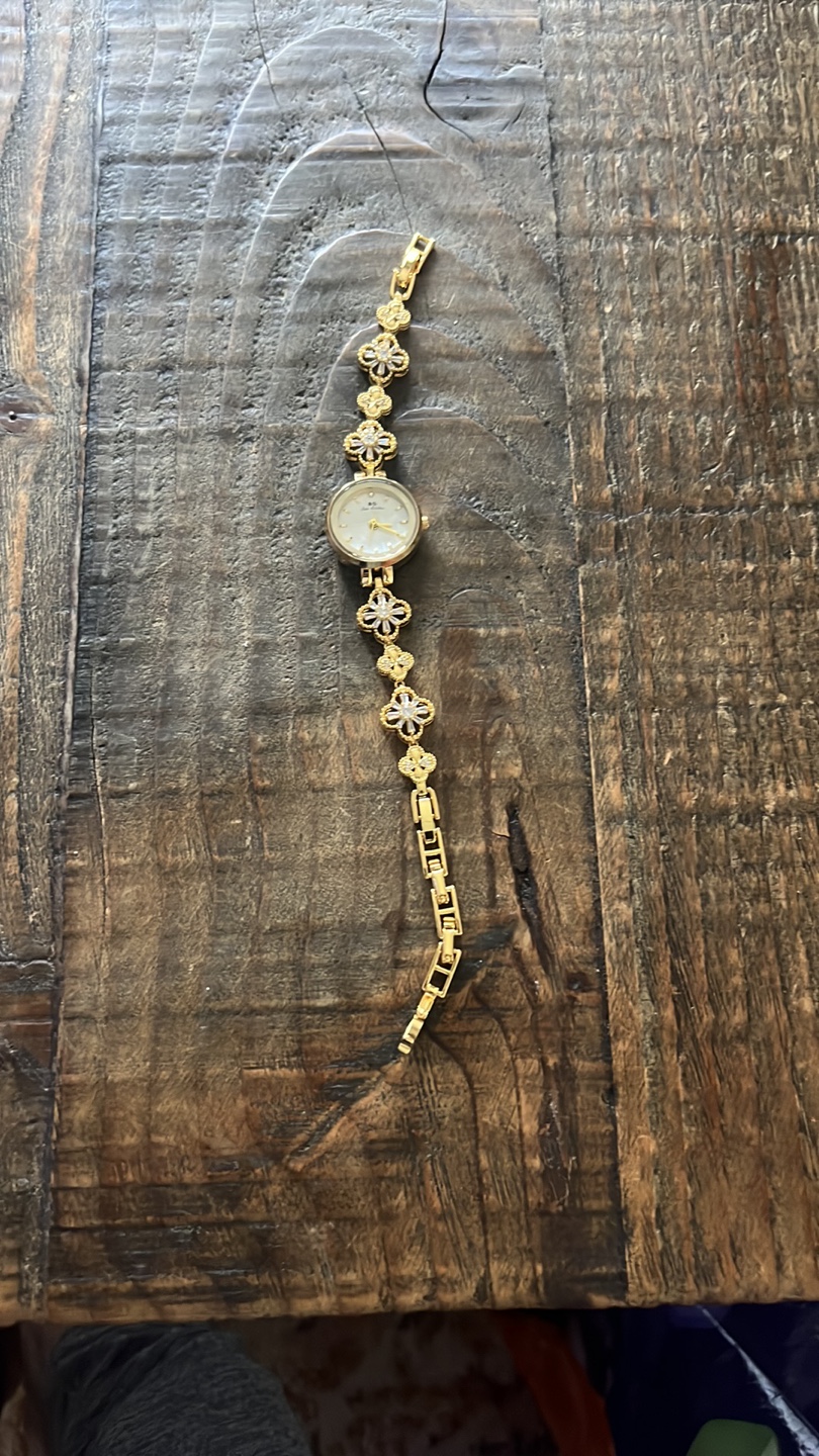 Elegant Gold-Tone Watch - photo 2