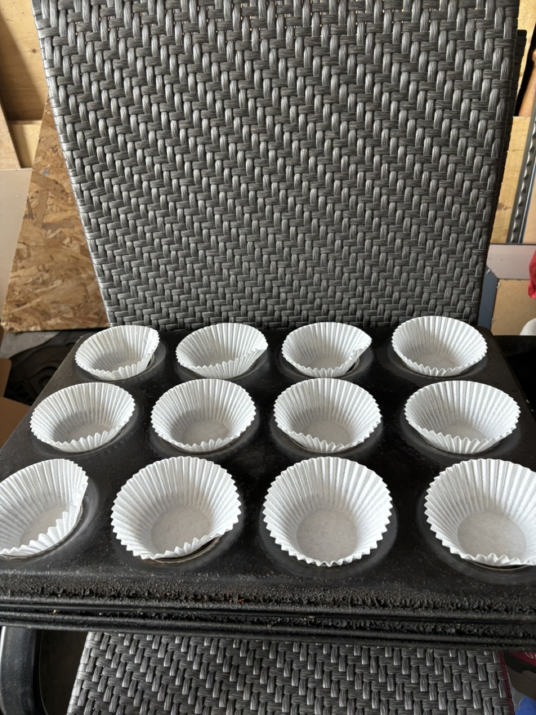 Cupcake Baking Tray with Liners - photo 2