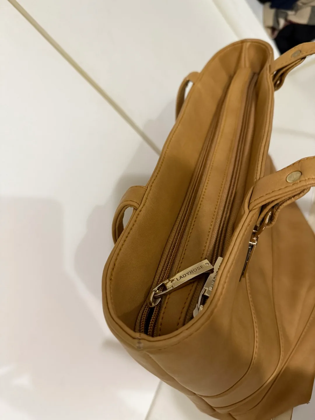 Women Handbag image indicator(2)