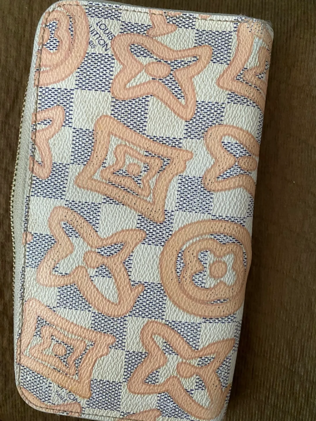 Louis Vuitton White and Pink Wallet image indicator(3)