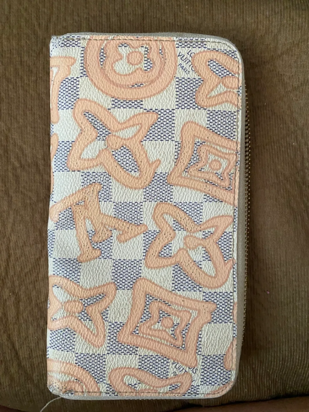 Louis Vuitton White and Pink Wallet image indicator(4)