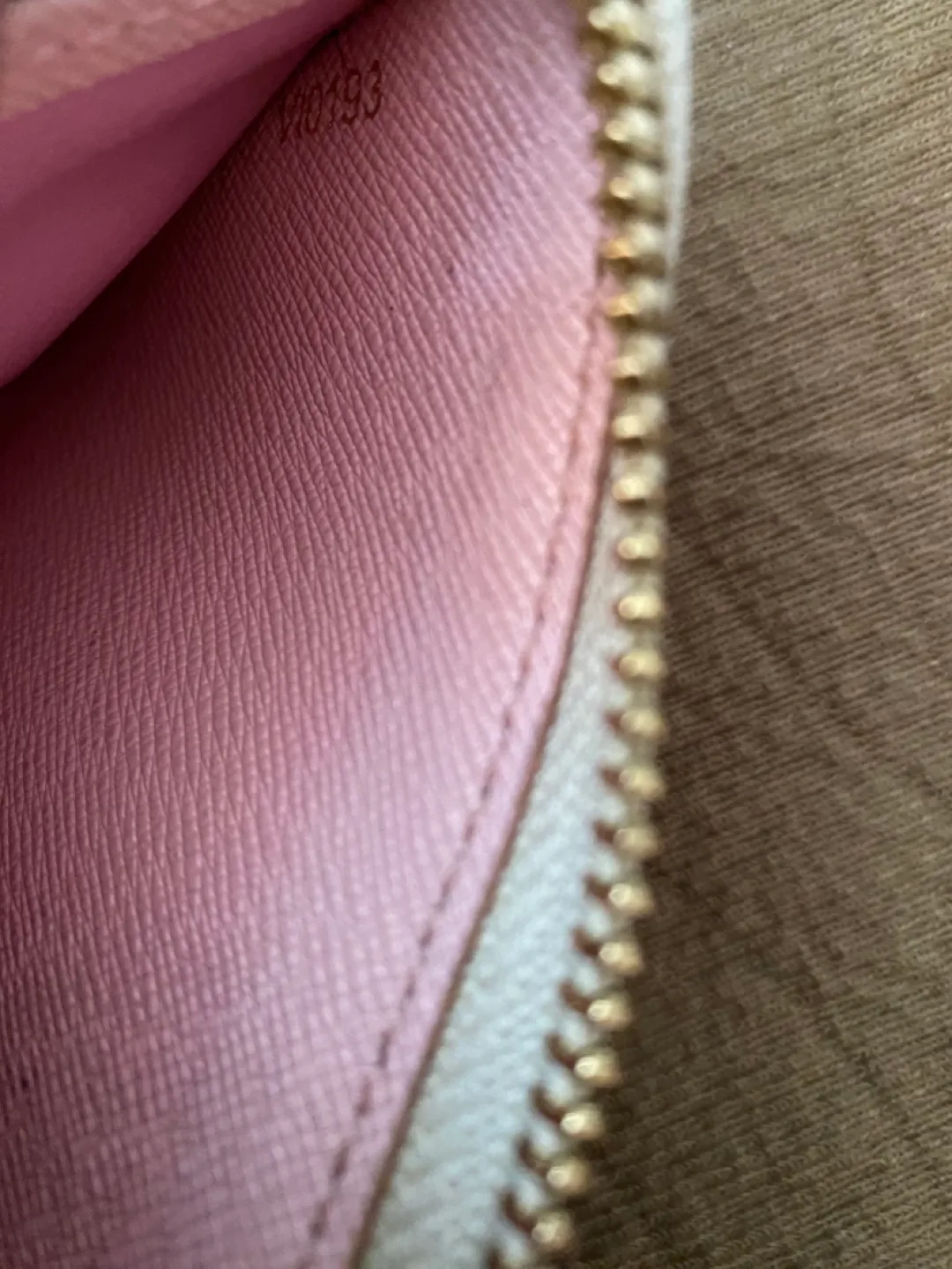 Louis Vuitton White and Pink Wallet image indicator(2)