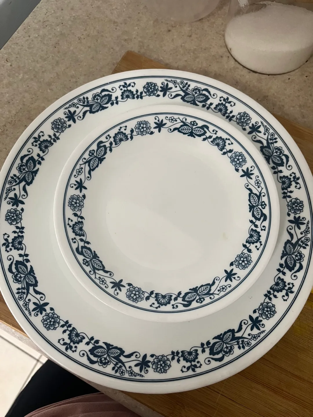 Wine Glasses and Plates Set thumbnail