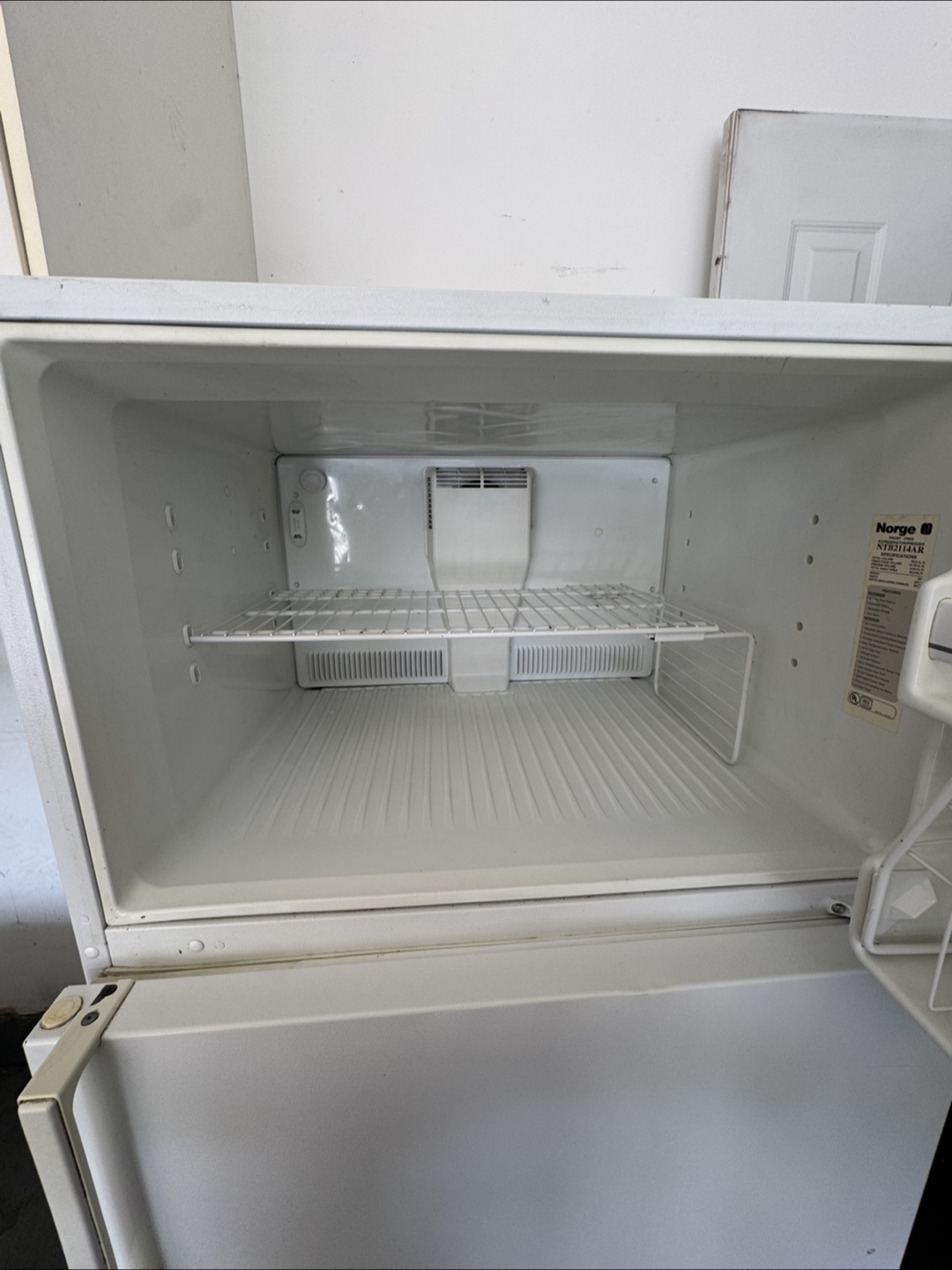 Norge Top/Bottom Refrigerator in working condition - photo 5