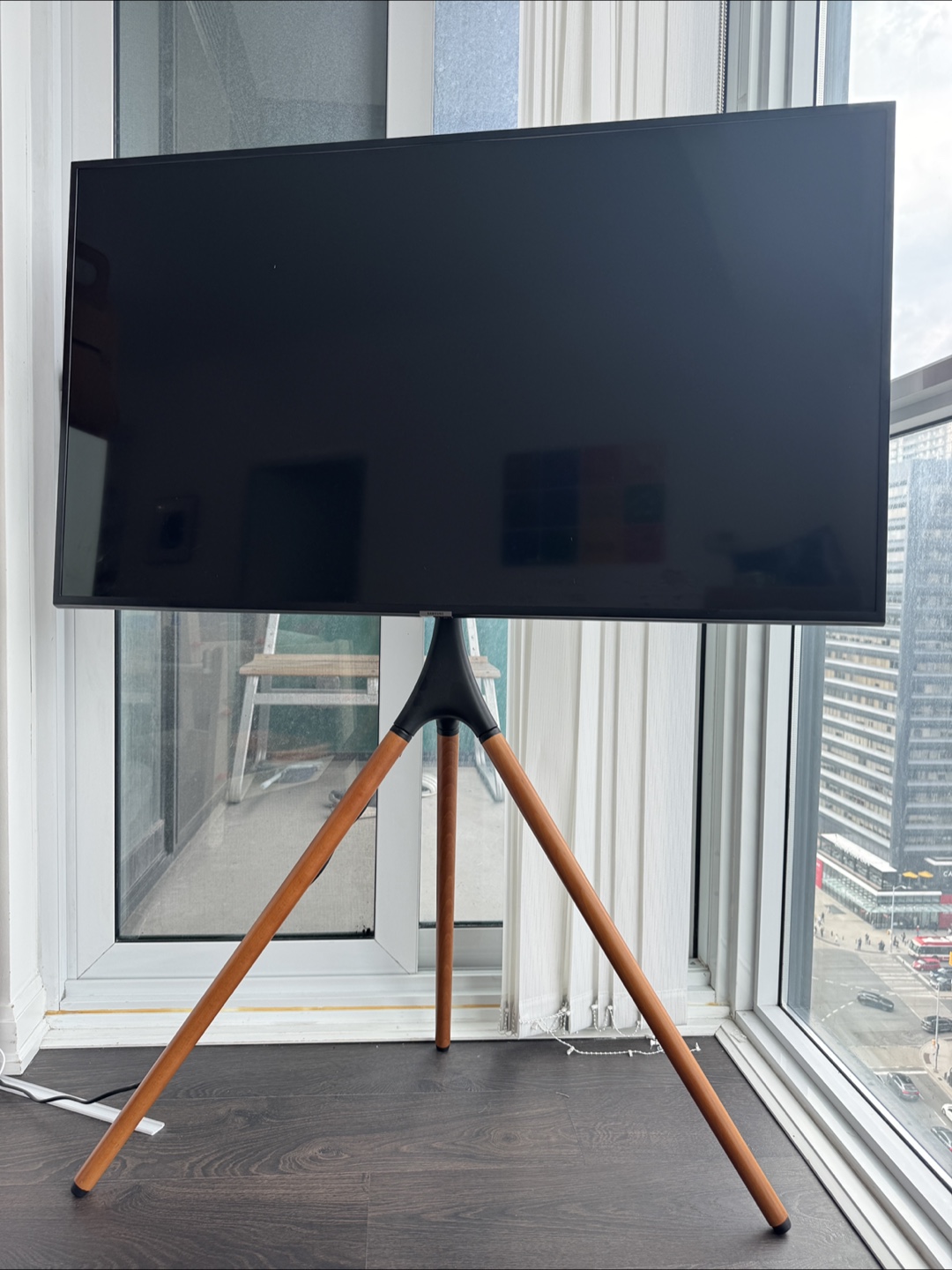 Samsung 49.5" TV and Easel Stand