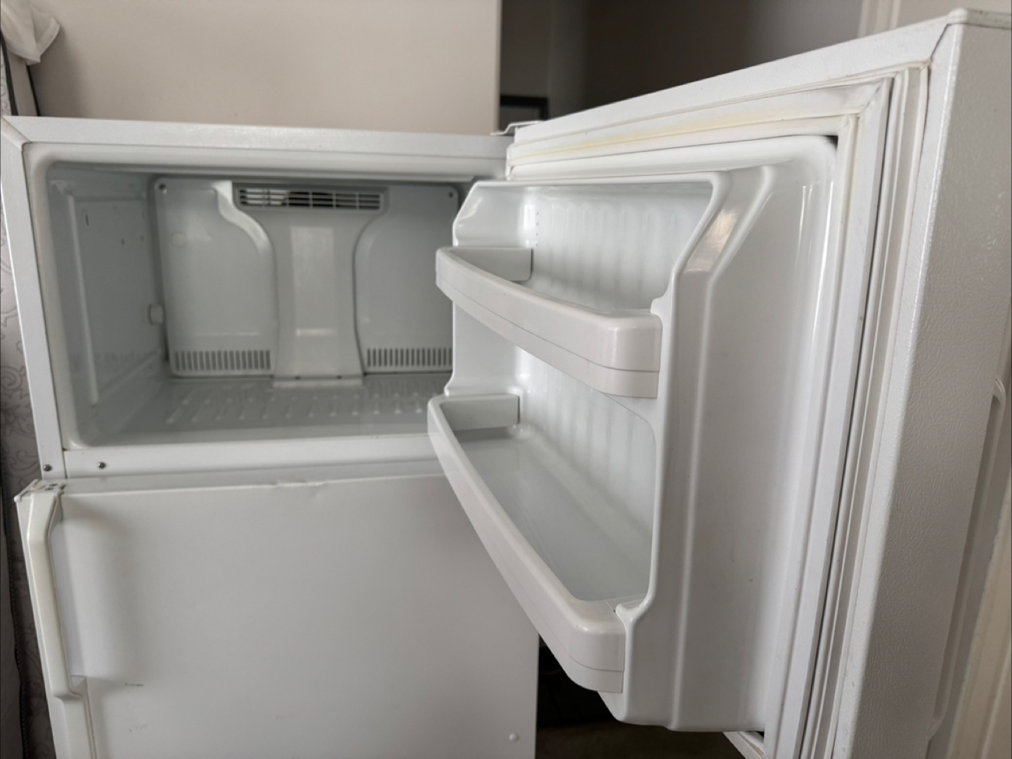 Moffat Refrigerator in working condition - photo 4