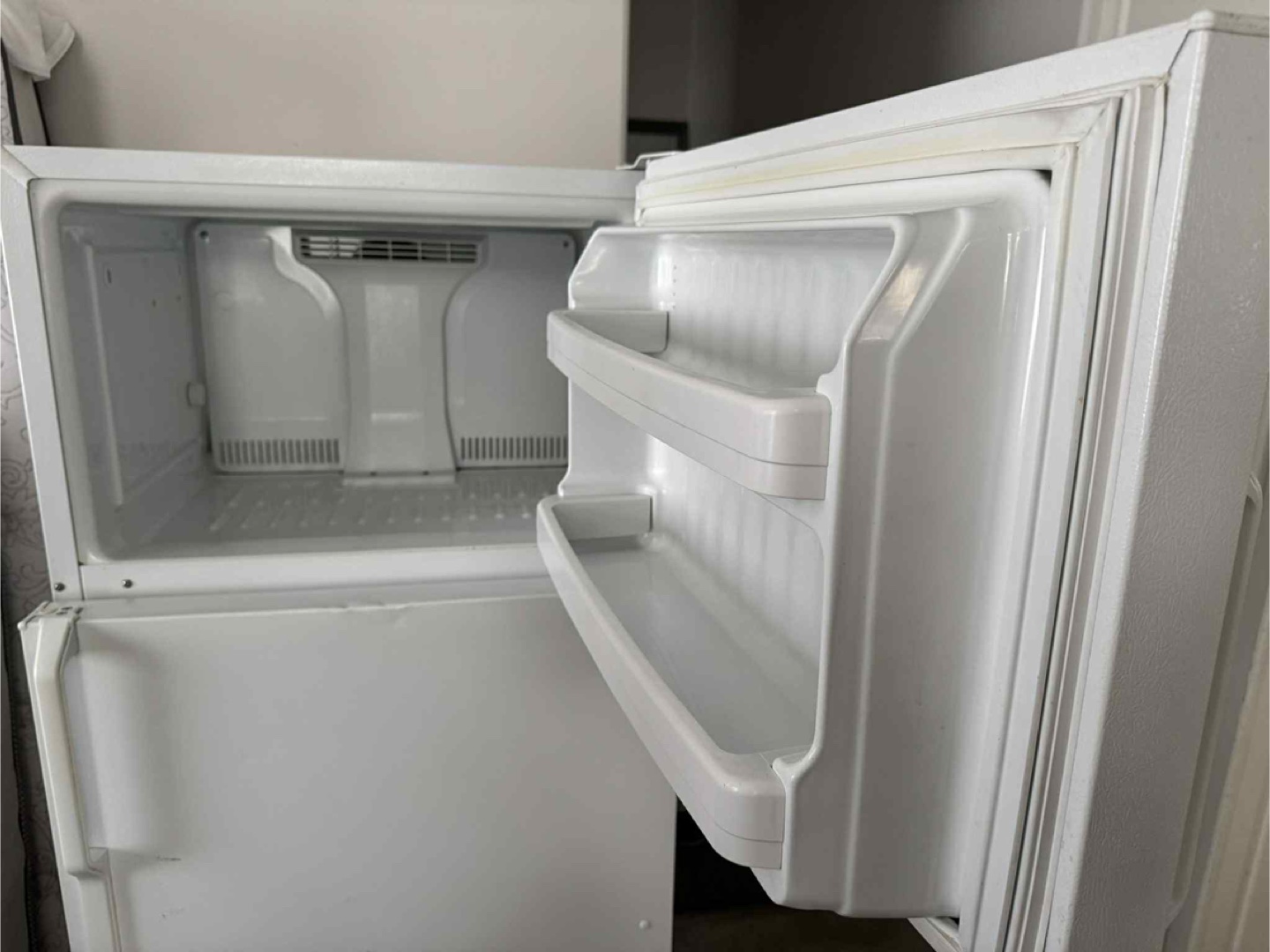 Moffat White Fridge with Freezer in working condition - photo 2